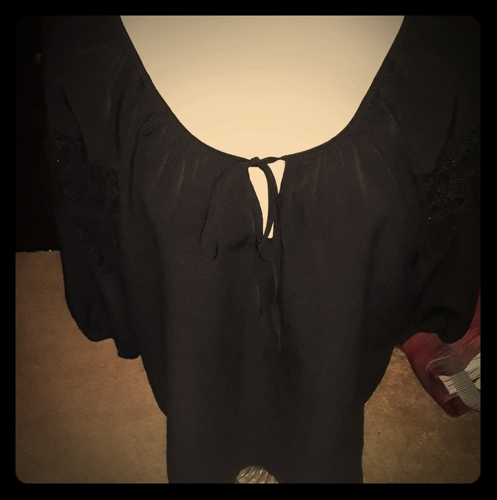 Black 3/4 length top by New York & Co